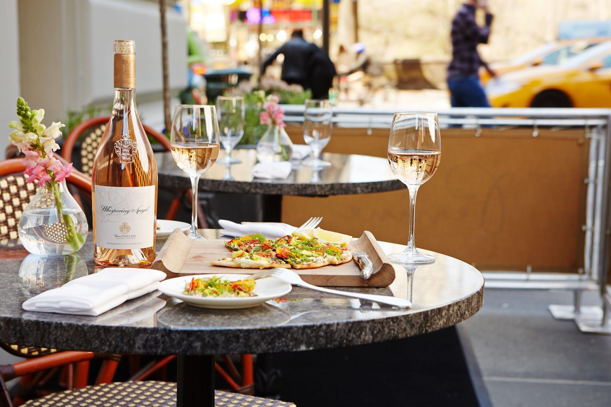ذا بييير، فندق تاج نيو يورك المظهر الخارجي الصورة A wine and cheese tasting at a wine bar in New York City